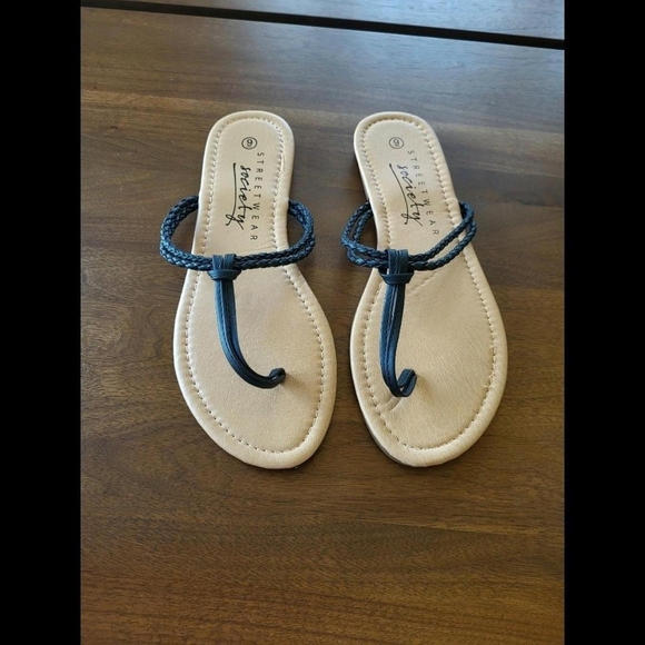 Flat sandals - Picture 2 of 2